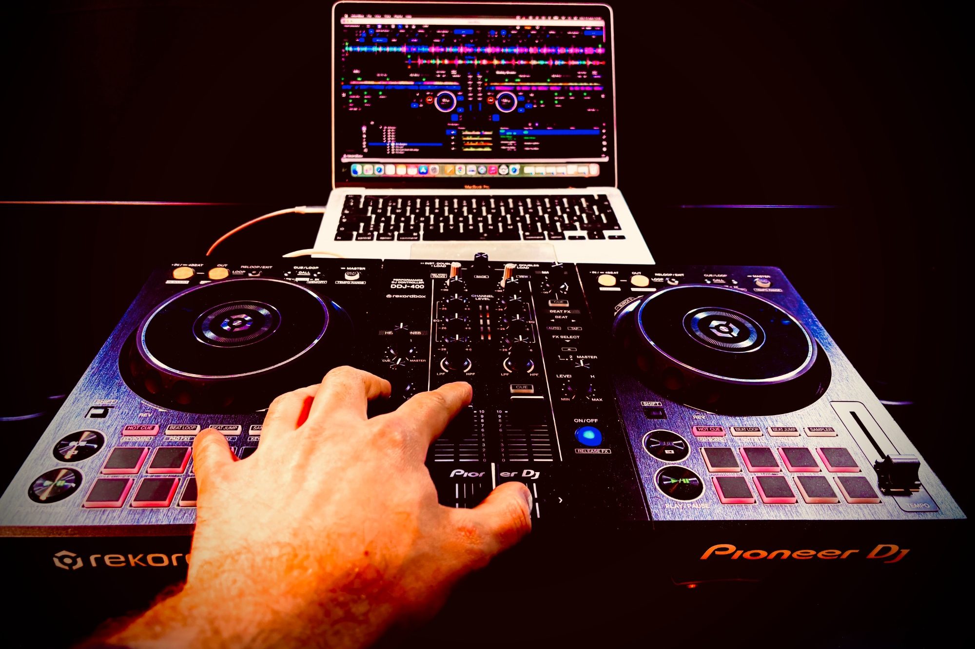 Dj-Tjänster Dj med ljud & Ljus i Göteborg till bröllop julbord och firmafester